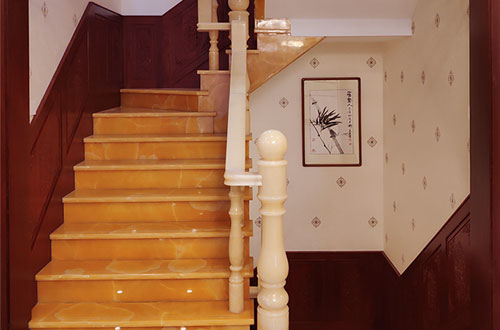 清镇中式别墅室内汉白玉石楼梯的定制安装装饰效果